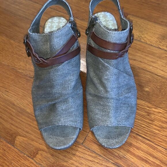 Blowfish EUC beige/brown peep toe wedge sandals Size 6 - Picture 1 of 6